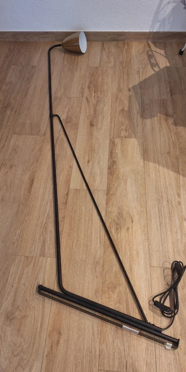 Lámpara de pie dorada y negra