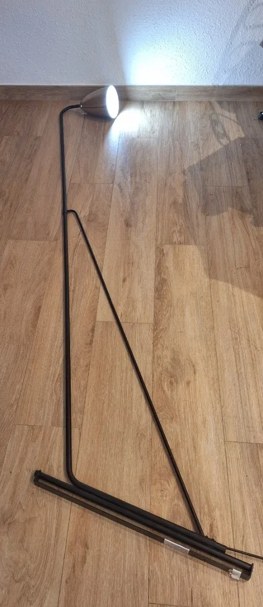 Lámpara de pie dorada y negra