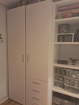 Armario y estantería de habitación juvenil