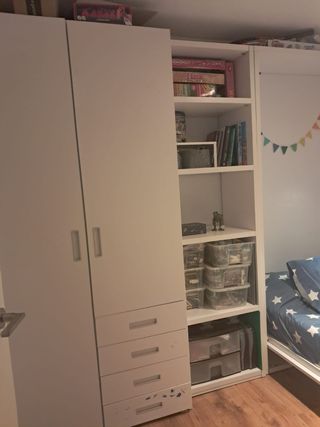 Armario y estantería de habitación juvenil
