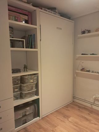 Armario y estantería de habitación juvenil