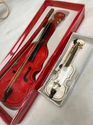 Violines decorativos antiguos , madera nuevos