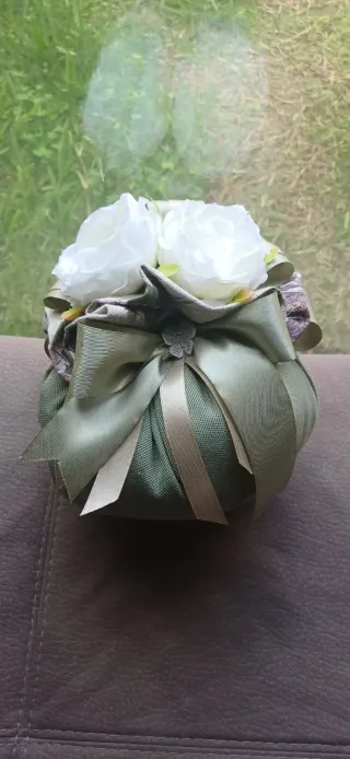 Puff decorativo con fiori bianchi