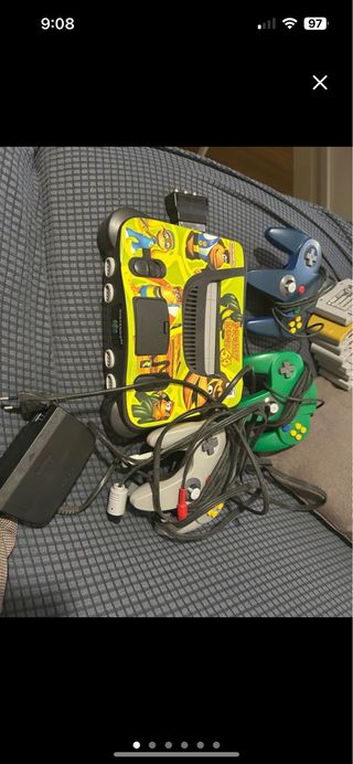 Nintendo 64 con controller e giochi

