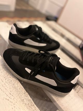 Zapatillas Fila Negras y Blancas