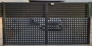 Puerta negra de hierro con doble hoja para cochera