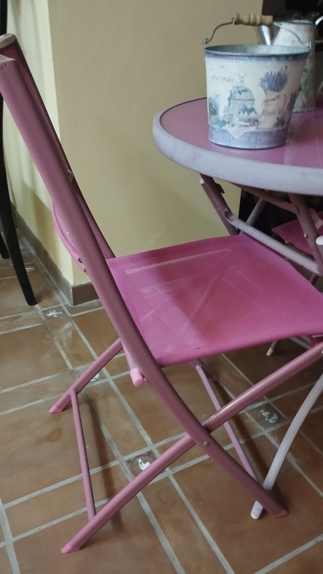 Mesita y 2 sillas plegables color rosa