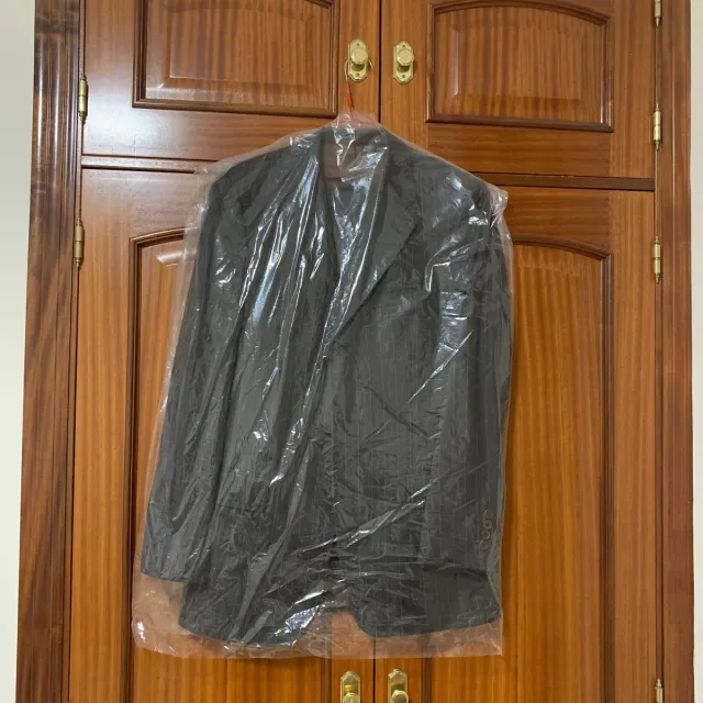 Elegante traje de rayas gris de hombre