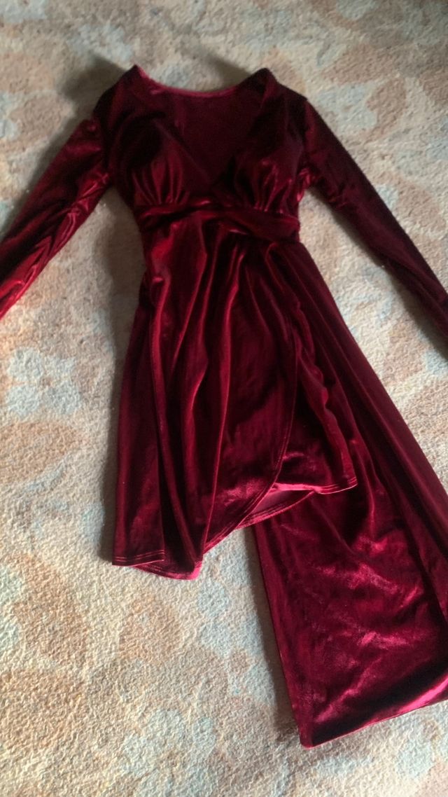 Vestido largo rojo de terciopelo, dos vestidos 10€