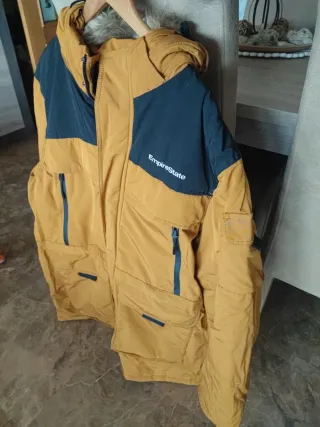 Chaquetón acolchado negro y mostaza 
