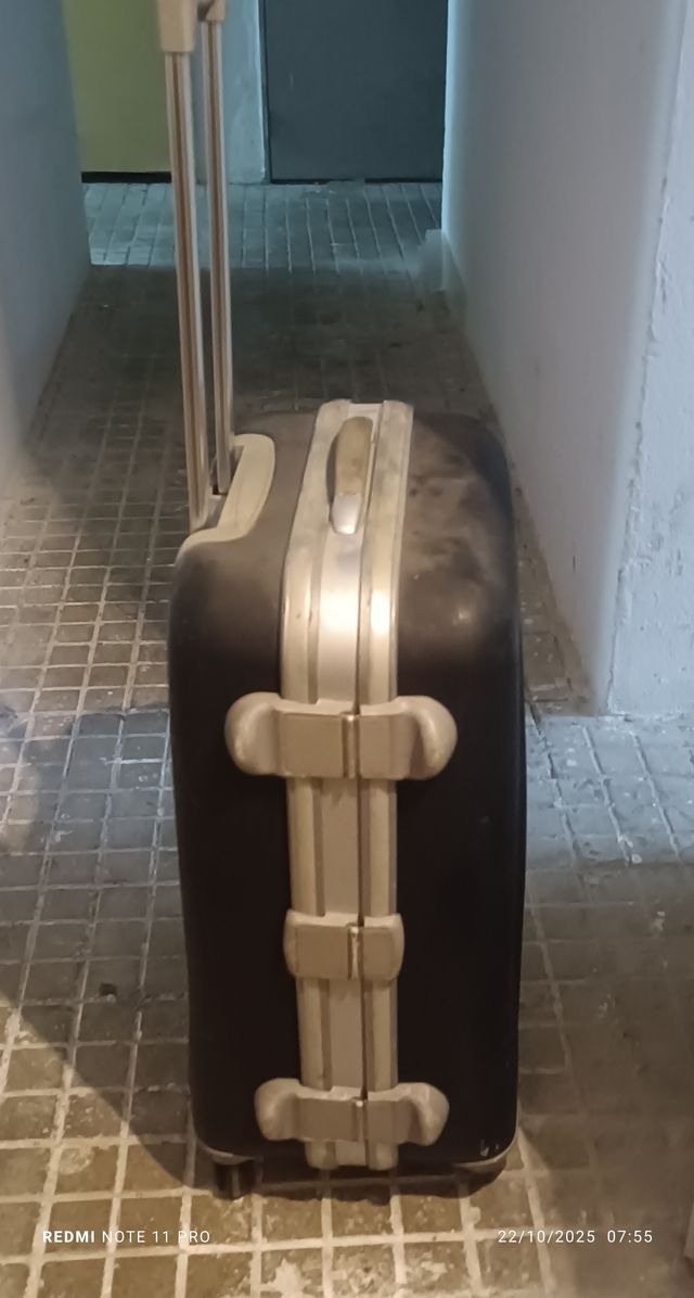 Maleta de viaje negra y plateada
60,25,4