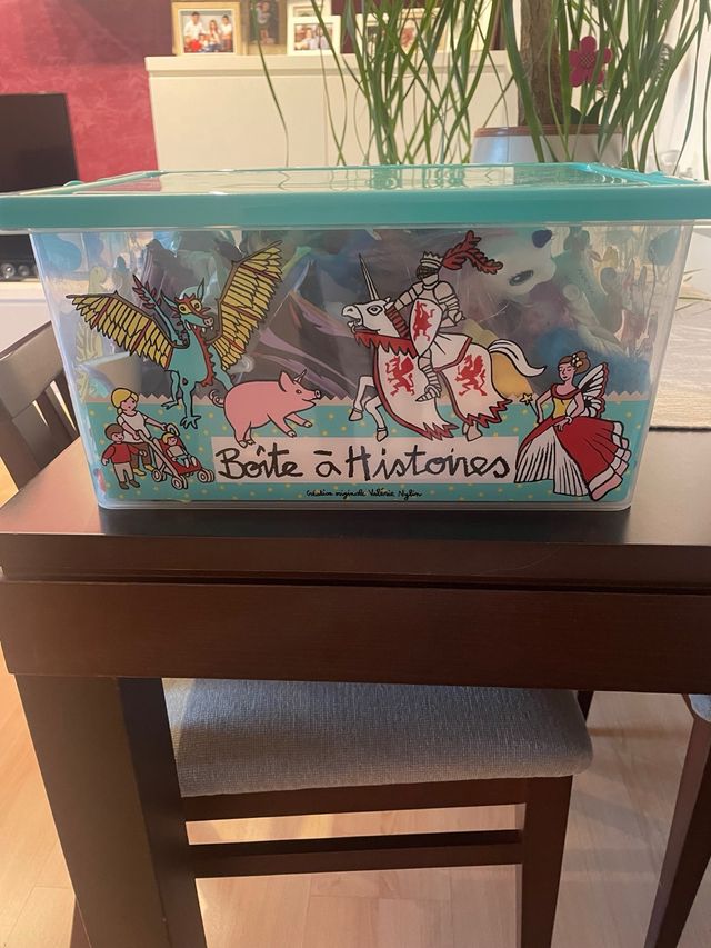 Caja de juguetes con más de 100 personajes