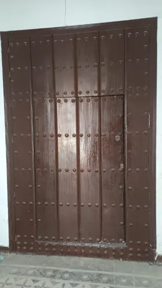 Puerta antigua de madera marrón
Porton.