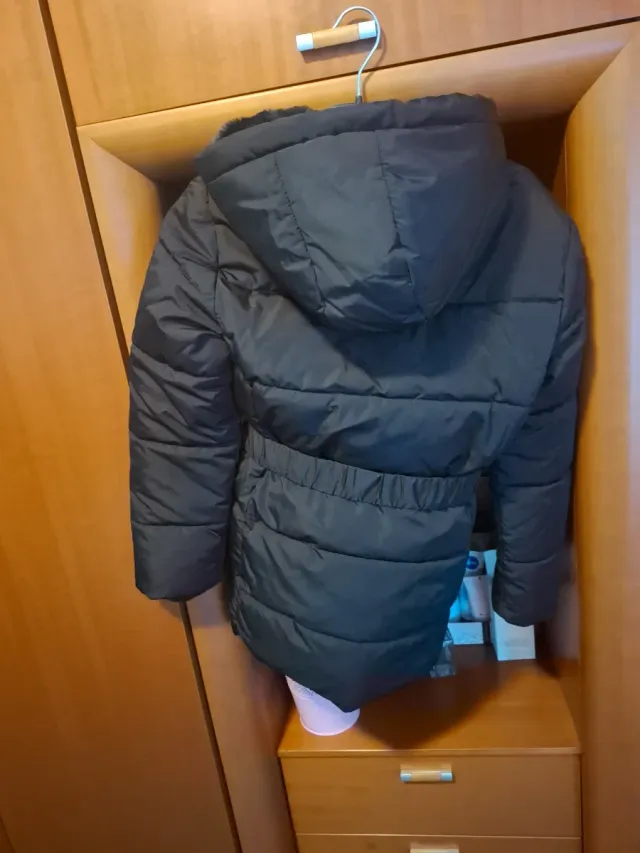 Abrigo acolchado niña negro con cinturón