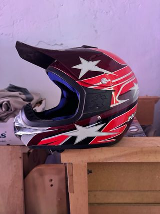Casco de moto todoterreno con estrellas