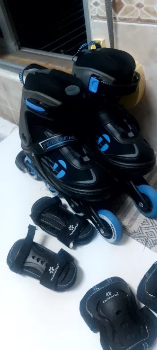 Patines en línea negros y azules