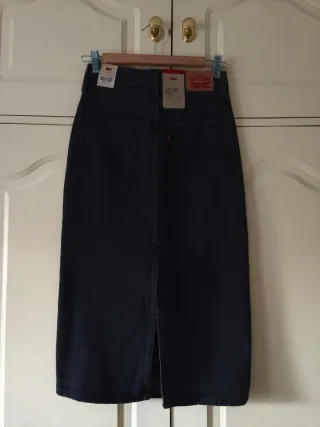 Falda midi Levis negra