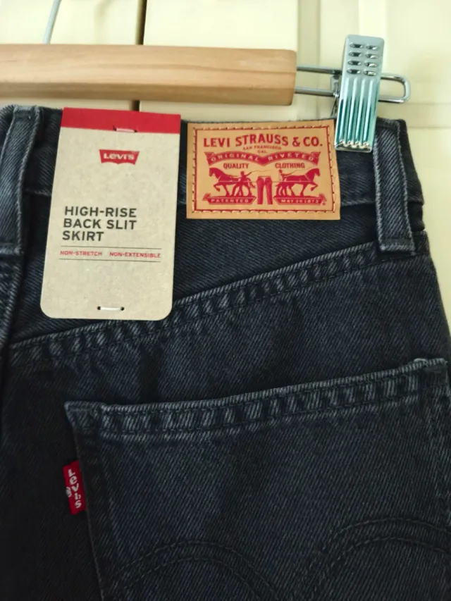 Falda midi Levis negra