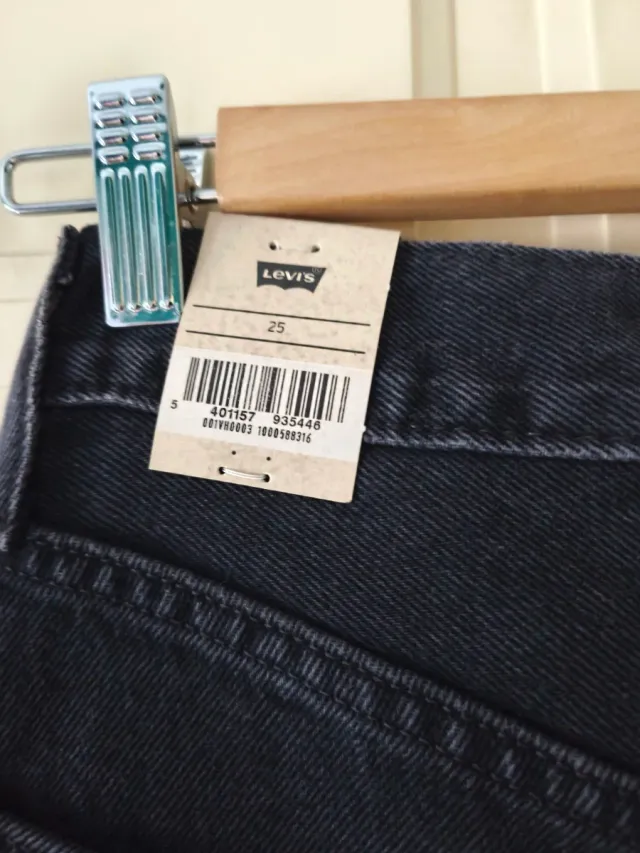 Falda midi Levis negra