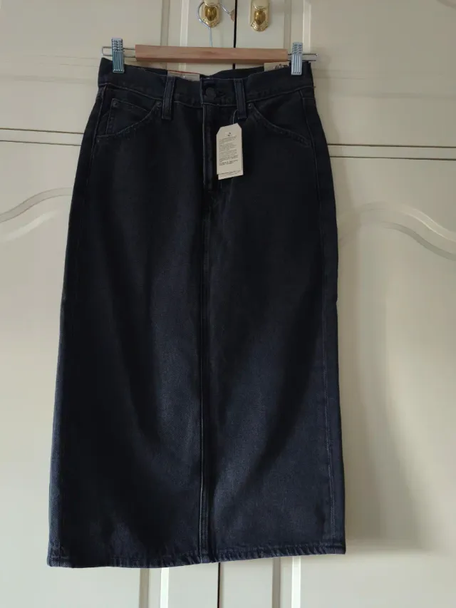 Falda midi Levis negra