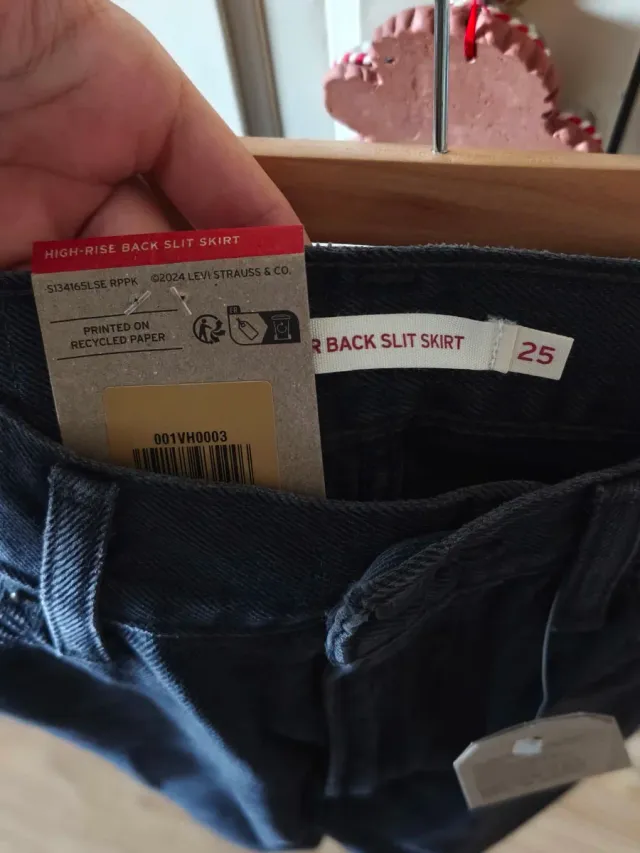 Falda midi Levis negra