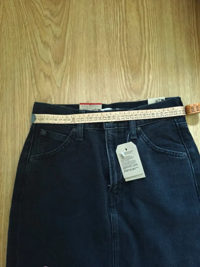 Falda midi Levis negra