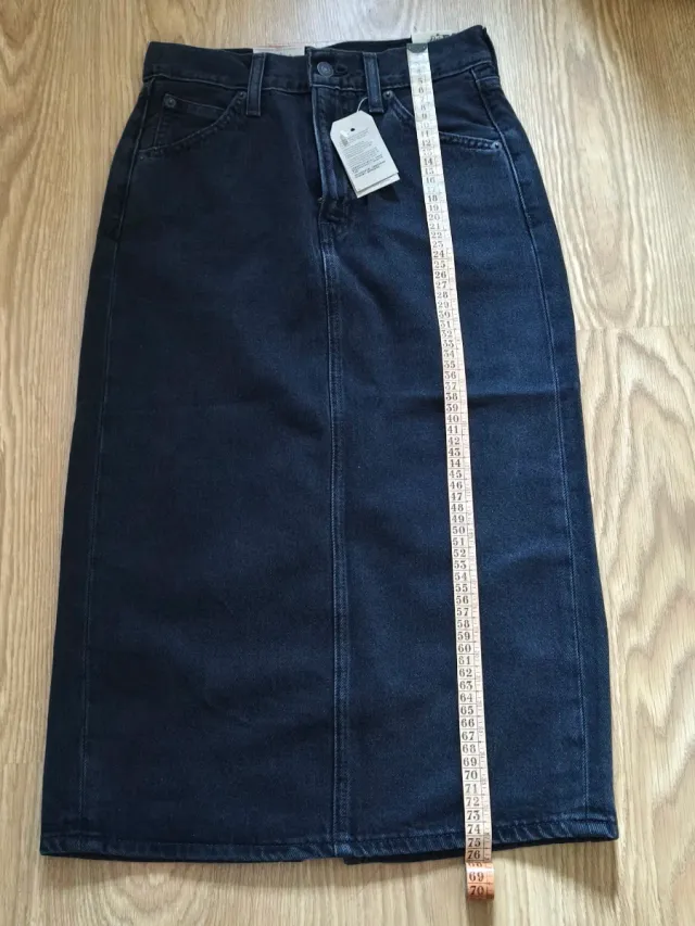 Falda midi Levis negra