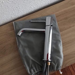 Grifo de lavabo moderno plateado