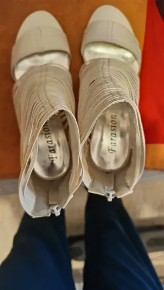 Zapatos de tacón blancos