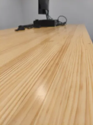 Mesa de pino con patas negras