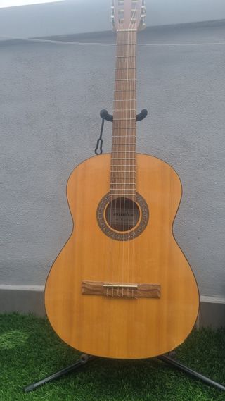 Guitarra Clásica Admira con soporte (Alba pack)