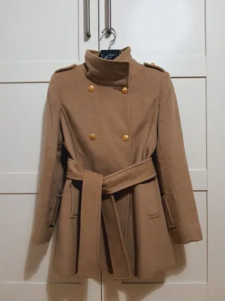 Abrigo marrón con botones dorados