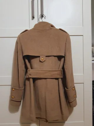 Abrigo marrón con botones dorados