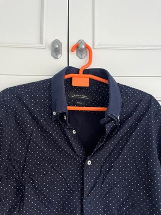 Camisa Zara de topos azul y blanco