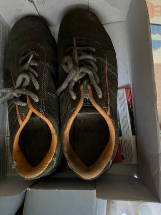 Zapatos de trabajo verdes y naranjas