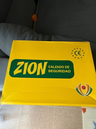 Zapatos de trabajo verdes y naranjas