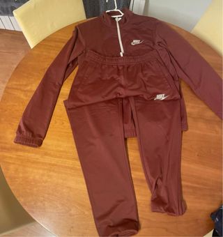 Conjunto deportivo Nike rojo
