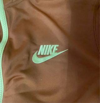 Conjunto deportivo Nike rojo