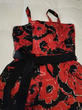 Vestido de fiesta floral rojo y negro