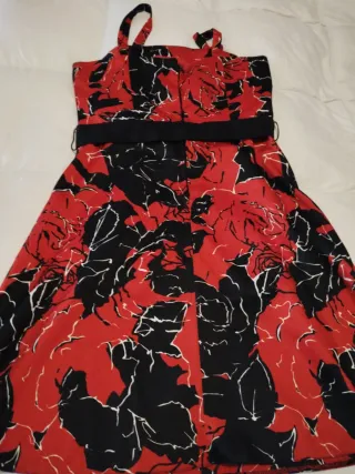 Vestido de fiesta floral rojo y negro
