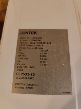 Calentador estanco JUNTEK gas natural y sus tubos.