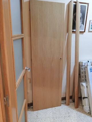 Puerta de madera aglomerada