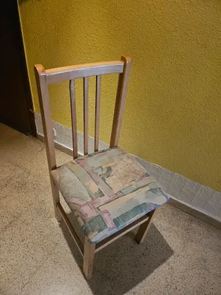 Sillas de madera con tapizado multicolor