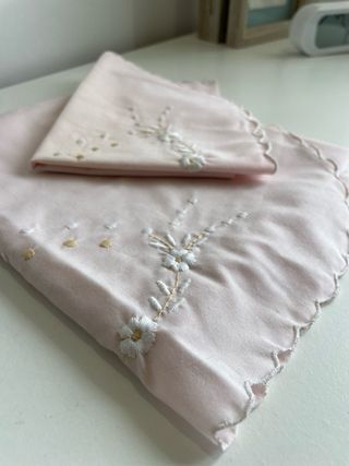 Dos conjuntos sábanas y manta minicuna