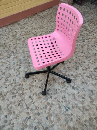 Sedia da ufficio rosa con ruote
