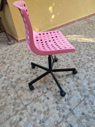 Sedia da ufficio rosa con ruote