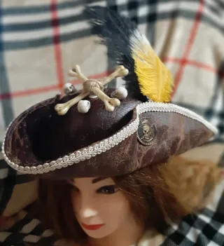 Cappello Pirata Marrone con Teschi e Piume