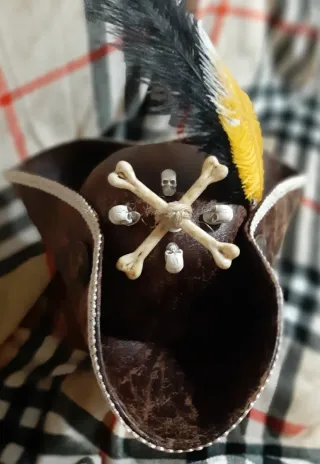 Cappello Pirata Marrone con Teschi e Piume