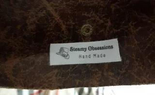 Cappello Pirata Marrone con Teschi e Piume