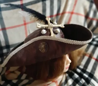 Cappello Pirata Marrone con Teschi e Piume